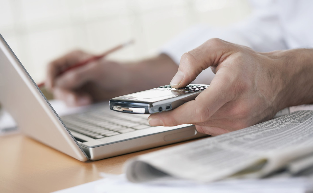 Picture of laptop and phone to illustarte time management course
